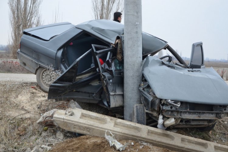 Elektrik direğine &ccedil;arpan otomobil hurdaya d&ouml;nd&uuml;