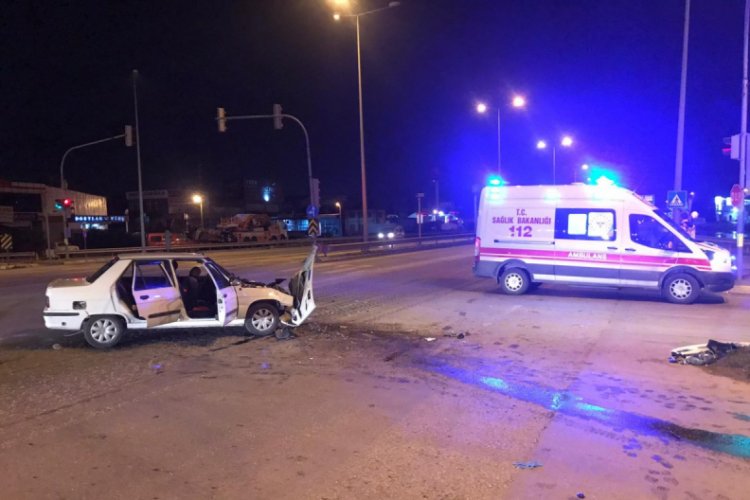 Sanayi ışıklarında otomobil ile kamyonet &ccedil;arpıştı