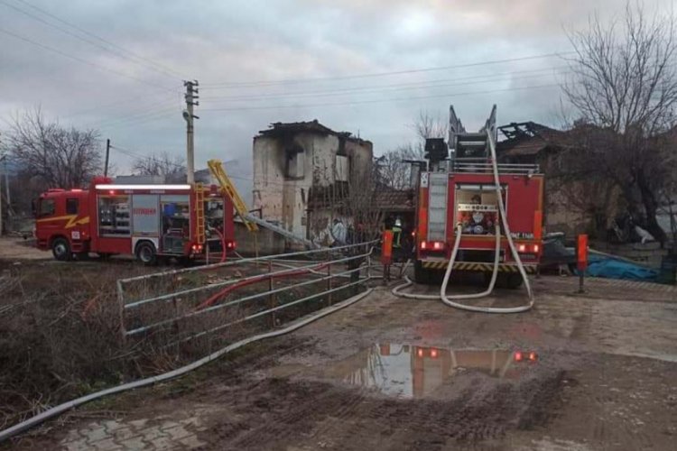 Denizli'de iki katlı ev, yangında kullanılamaz hale geldi