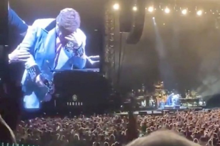 Elton John g&ouml;zyaşları i&ccedil;inde sahneyi terk etti