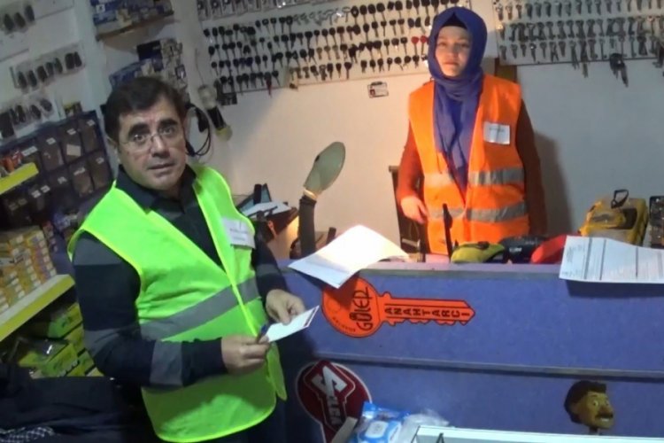 Bursalı kadın &ccedil;ilingir erkeklere taş &ccedil;ıkartıyor
