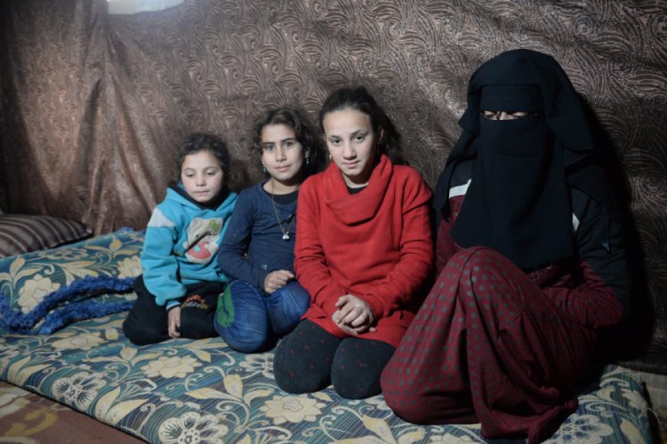 Bombalardan ka&ccedil;an ailenin 7 aylık bebeği donarak &ouml;ld&uuml;