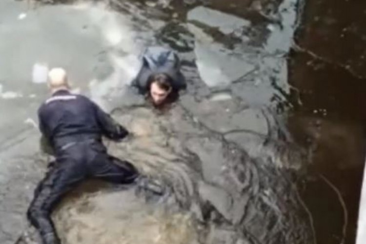 Rusya'da nehre d&uuml;şen genci polis kurtardı