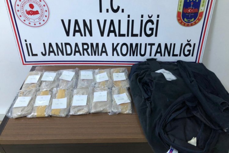 Kıyafet astarına gizlenmiş 3 kilo 100 gram eroin ele ge&ccedil;irildi