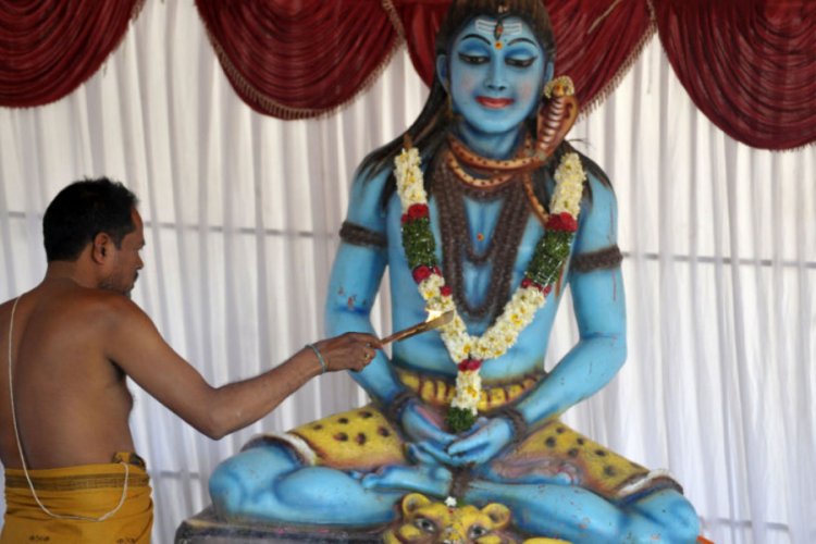 Trendeki koltuk Hindu tanrısı adına rezerve edildi
