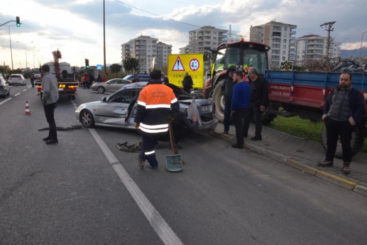 Otomobil, ışıkta bekleyen &ccedil;ekiciye &ccedil;arptı: 2 yaralı