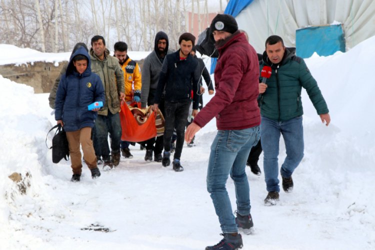 Doğum sancıları tutan kadın i&ccedil;in seferber oldular