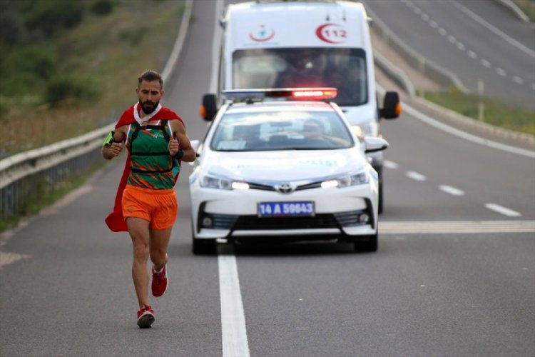 T&uuml;rk bayrağını yırtan Yunan vekile tepki i&ccedil;in 500 kilometre koşacak