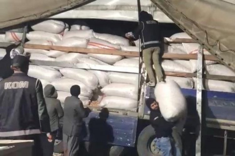 Fıstık &ccedil;uvalları arasında 38 bin paket ka&ccedil;ak sigara &ccedil;ıktı