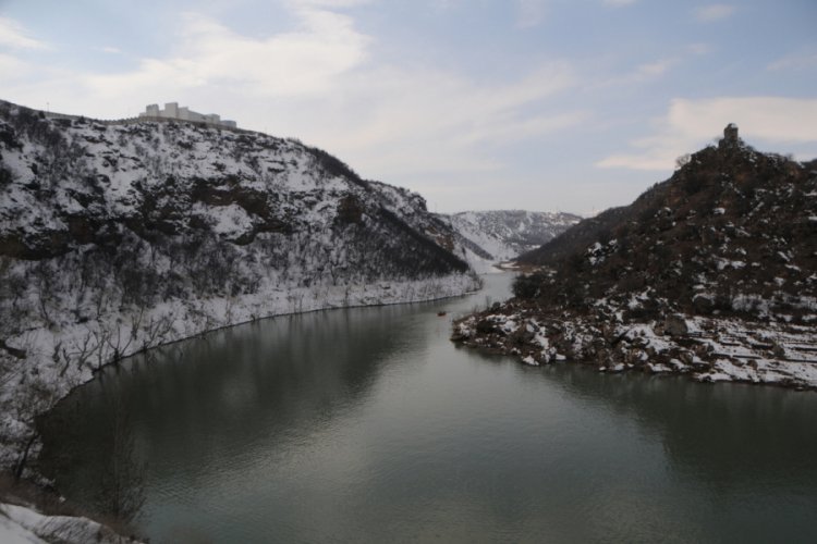Baraj g&ouml;l&uuml; y&uuml;zeyinde ve kıyıda kayıp G&uuml;listan'dan iz arandı