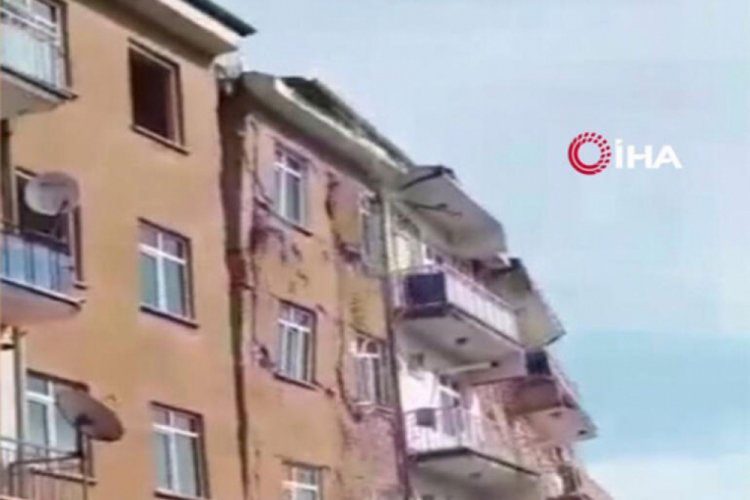 4.2'lik depremin ardından 6 katlı bina &ccedil;&ouml;kt&uuml;