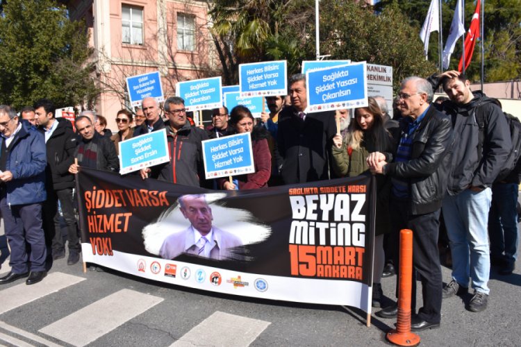 Sağlık &ccedil;alışanlarından şiddete karşı eylem