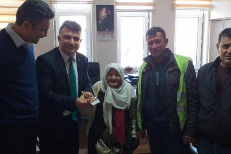 Afyonkarahisar'da temizlik iş&ccedil;isi bulduğu parayı sahibine teslim etti