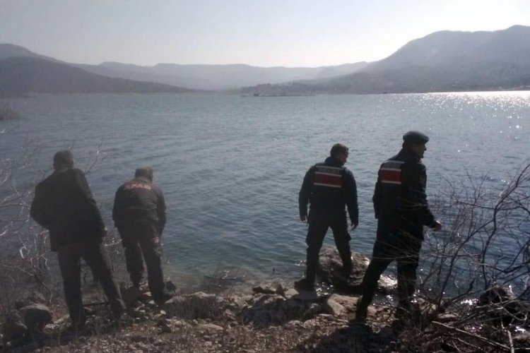 Barajda teknesi bulunan balık&ccedil;ı i&ccedil;in arama &ccedil;alışması başlatıldı