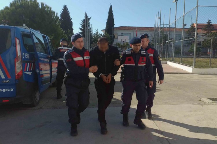 4 kişi polis s&uuml;s&uuml;yle turistleri gasp etti