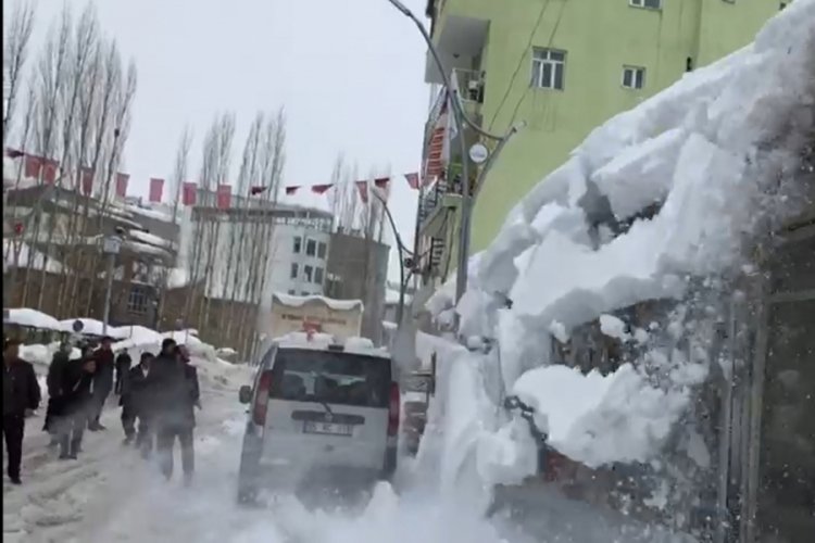 &Ccedil;atıdaki kar yığınları &ccedil;ığ gibi d&uuml;şt&uuml;