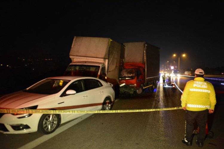 İstanbul-İzmir otobanında kamyonetin patlayan lastiğini değiştirmek için yardıma gelenlere tır çarptı. Kazada 1 kişi hayatını kaybetti, 4 kişi de yaralandı. Kaza, İstanbul-İzmir otobanı Bursa mevkiinde meydana geldi. ile ilgili görsel sonucu