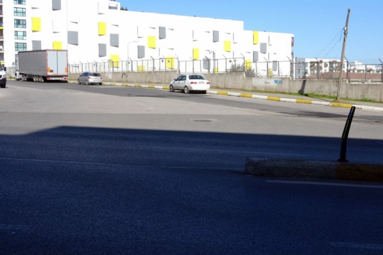 Servis minib&uuml;s&uuml; okula giden &ccedil;ocuğu ezdi