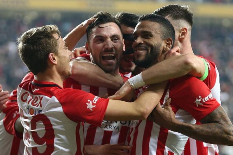 Antalyaspor 3 puanı 3 golle aldı