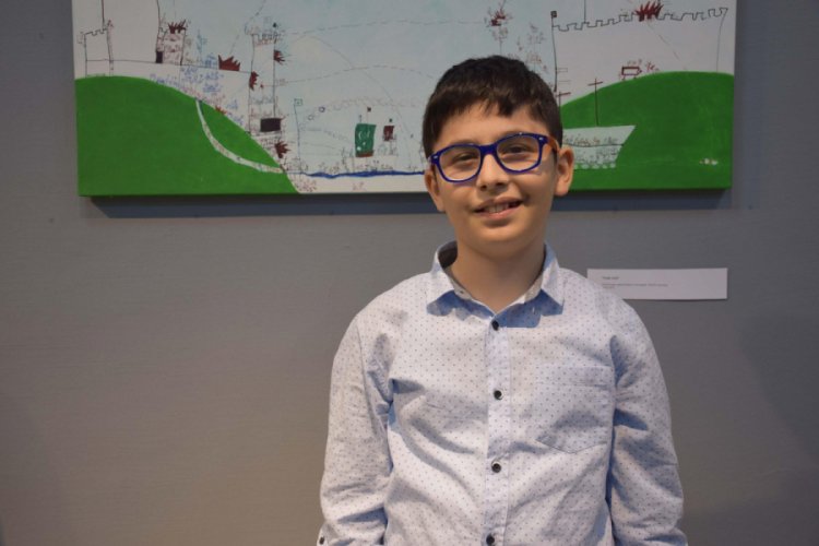 10 yaşındaki Ege, tarihi olayları resme d&ouml;k&uuml;yor