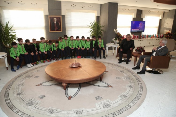 Bursalı minik sporcular kupa sevincini Başkan Erdem ile paylaştı