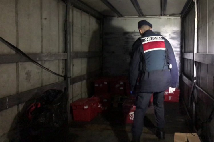 Kozmetik &uuml;r&uuml;n&uuml; y&uuml;kl&uuml; kamyonu &ccedil;alan ş&uuml;phelileri jandarma yakaladı