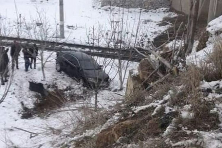 Otomobil k&ouml;pr&uuml;den kayıp şarampole u&ccedil;tu