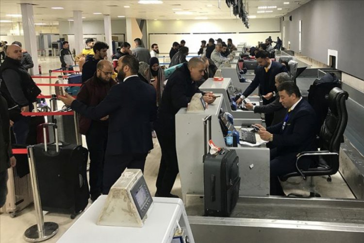 Hafter g&uuml;&ccedil;lerinin hedef aldığı Mitiga Havalimanı'nda u&ccedil;uşlar yeniden başladı