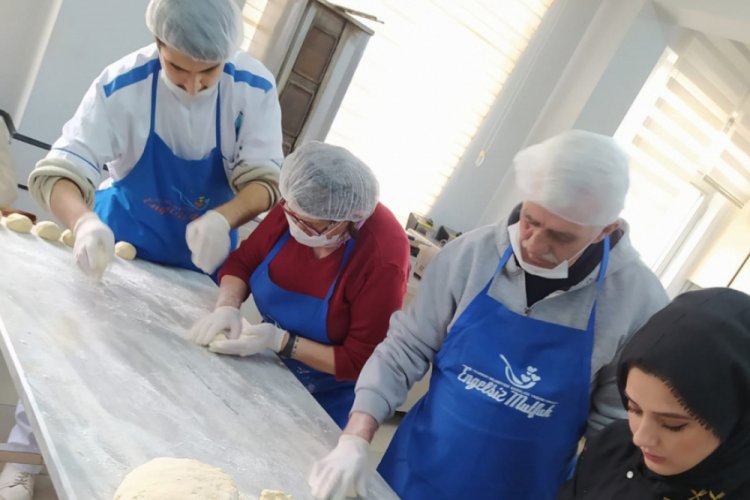 Bursa Engelsiz Mutfak ekibi, huzurevi sakinlerini konuk etti