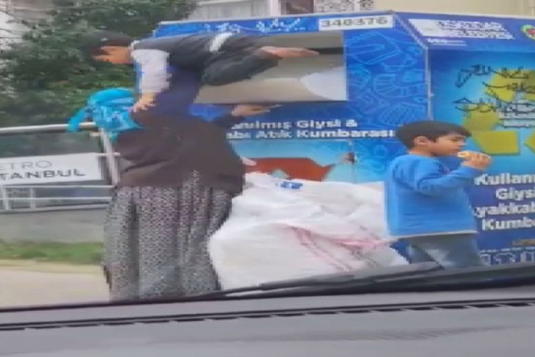 Giysi kumbarasına &ccedil;ocuğunu sokup, ne var ne yok aldı