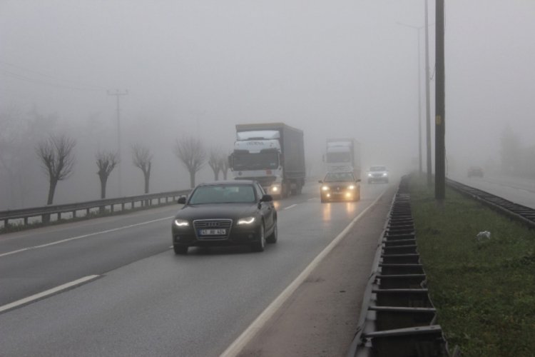 Kocaeli'de yoğun sis s&uuml;r&uuml;c&uuml;lere zor anlar yaşattı