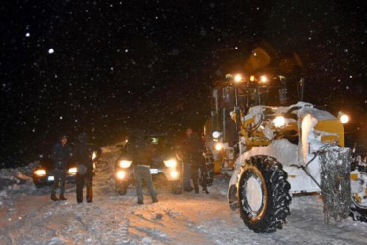 Tipide yolda kalan ara&ccedil;lardaki 1'i bebek 20 kişi kurtarıldı
