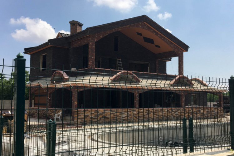 Villada uyuşturucu &uuml;reten 3 sanığa 60'ar yıla kadar hapis istemi