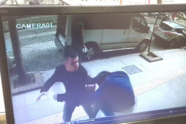 &Ouml;nce tokalaştı sonra yumrukla saldırdı