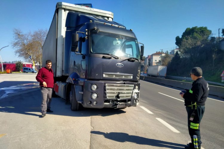 S&uuml;r&uuml;c&uuml; markete gitti, hareket eden TIR beton bariyere &ccedil;arptı