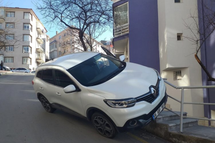 El freni &ccedil;ekmeyi unuttu, otomobiliyle s&uuml;r&uuml;klendi