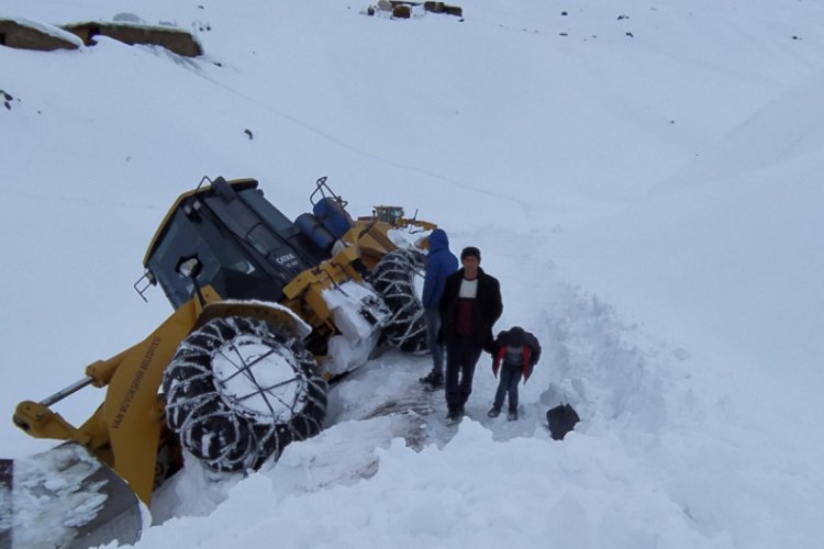 Yol a&ccedil;ma &ccedil;alışması yapan iş makinesi şarampole d&uuml;şt&uuml;