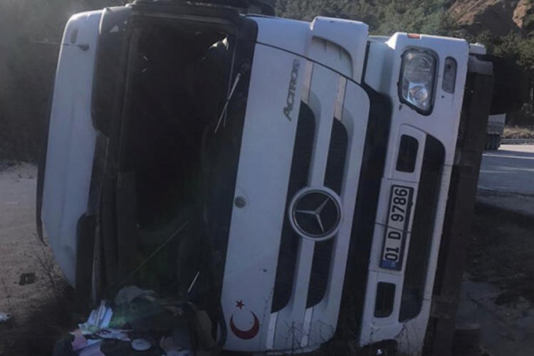 Şarampole yuvarlanan TIR'ın s&uuml;r&uuml;c&uuml;s&uuml; &ouml;ld&uuml;