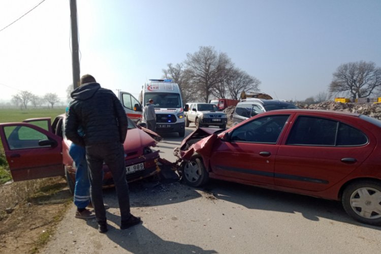 Bursa'da otomobiller kafa kafaya &ccedil;arpıştı: 3 yaralı