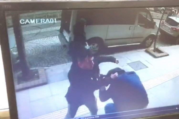 Yıllar sonra g&ouml;rd&uuml;ğ&uuml; arkadaşıyla &ouml;nce tokalaştı sonra saldırdı