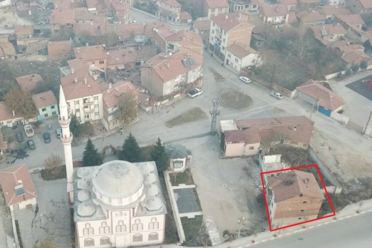 Belediye ekipleri 3 katlı metruk binayı yıktı