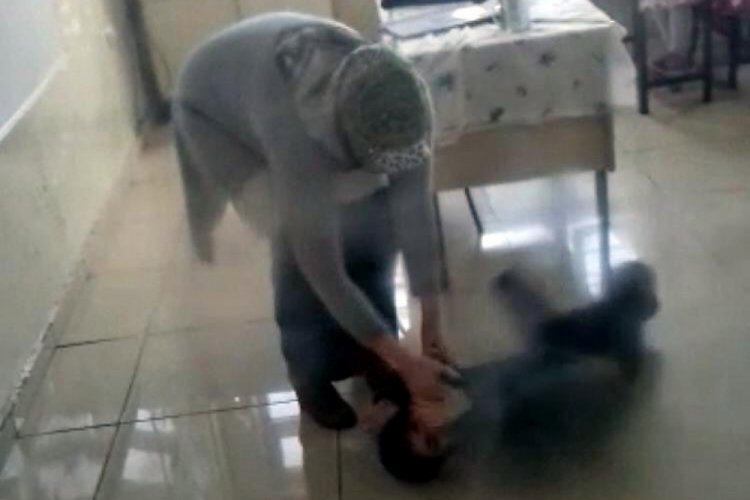 &Ouml;ğretmen, ilkokul &ouml;ğrencilerine tokat attı!