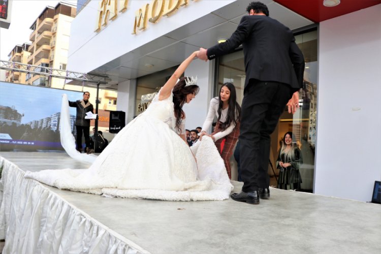 40 kiloluk gelinliği taşıyamadı