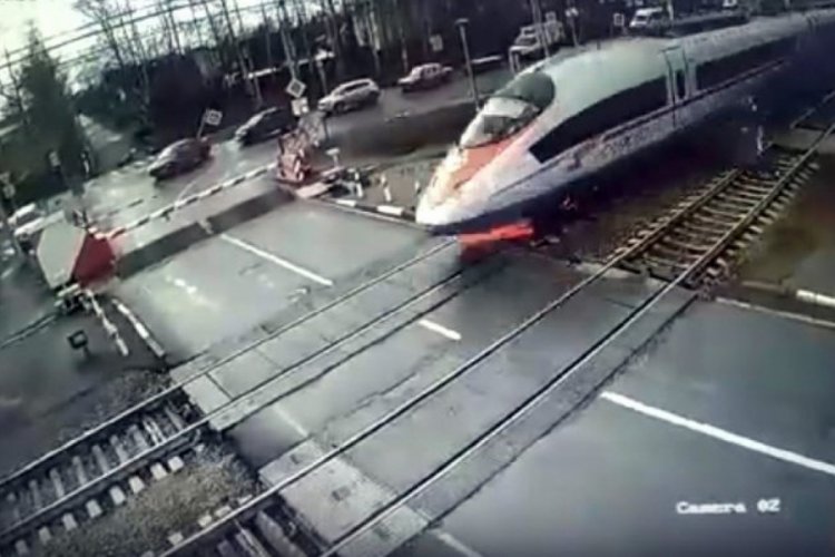 Rusya'da hızlı tren yayaya &ccedil;arptı