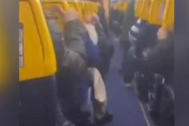 Fırtınada t&uuml;rb&uuml;lansa giren u&ccedil;akta panik anları
