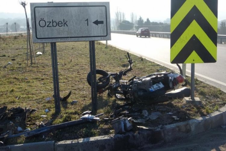 Otomobil motosikletle &ccedil;arpıştı: 1 &ouml;l&uuml;, 2 yaralı