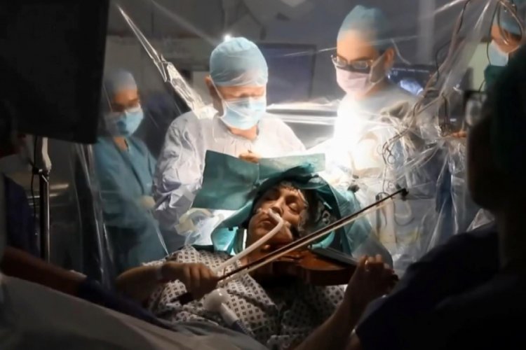 Beyin ameliyatı olurken keman &ccedil;aldı
