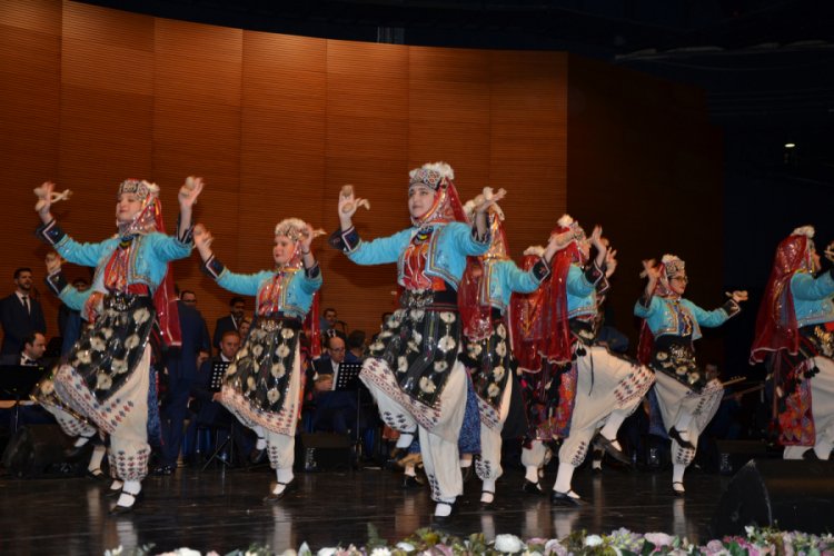 Bursa'da 'Şarkılarımız-T&uuml;rk&uuml;lerimiz'le m&uuml;zik dolu gece