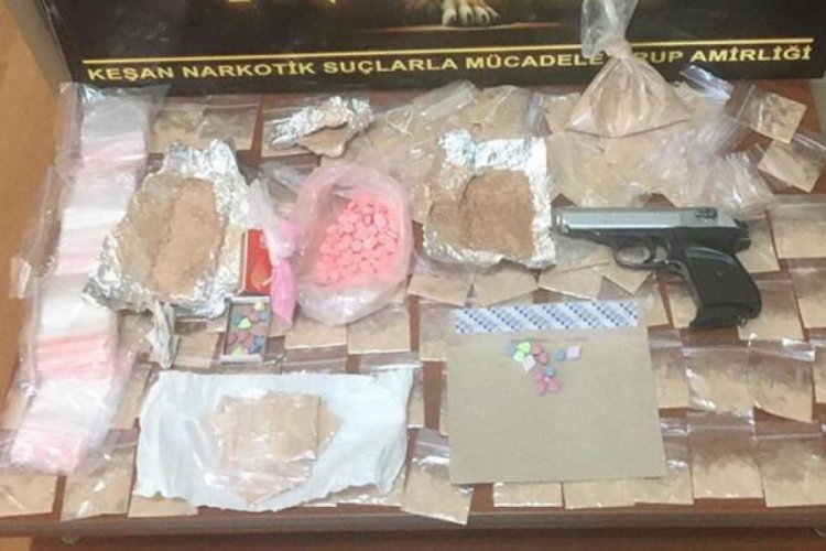K&ouml;m&uuml;rl&uuml;kte uyuşturucu saklayan 2 kişi tutuklandı