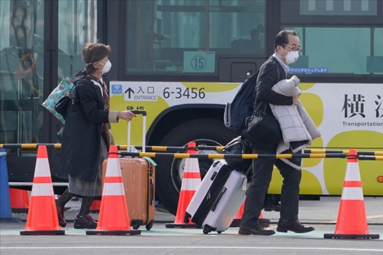 Japonya'da karantina altındaki gemiden tahliyeler başladı